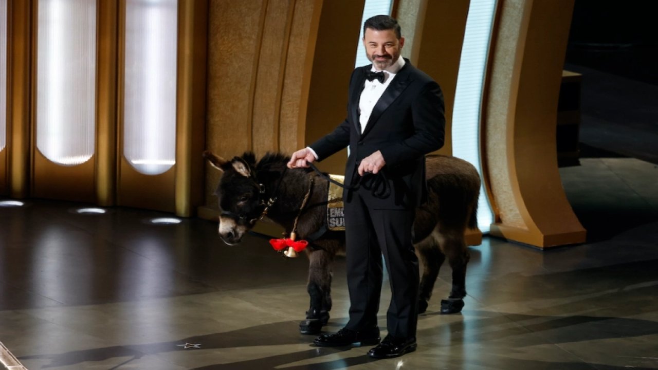 Oscar'da 'eşek şakası': Jimmy Kimmel sahneye eşek ile çıktı