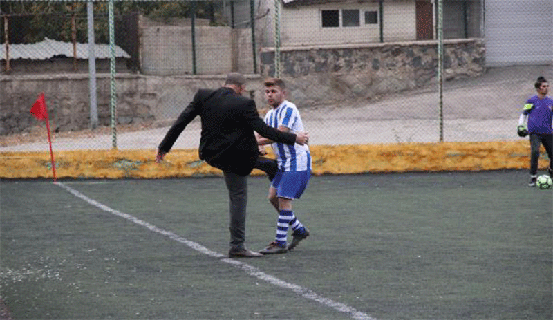 Klüp başkanından futbolcuya saha ortasında dayak