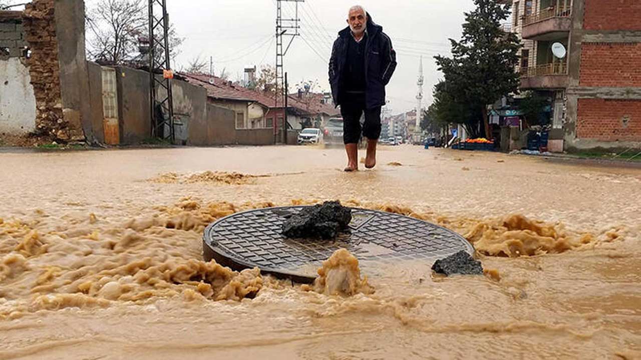 Şiddetli sağanak şimdi de Malatya'da: Rögar taştı; cadde göle döndü