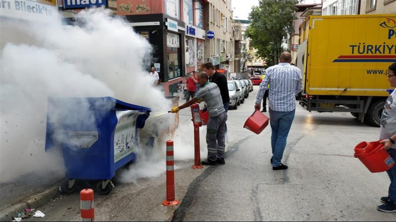 Vatandaşlar yanan çöp konteynerini dar sokaktan geçemeyen itfaiyeye götürdü