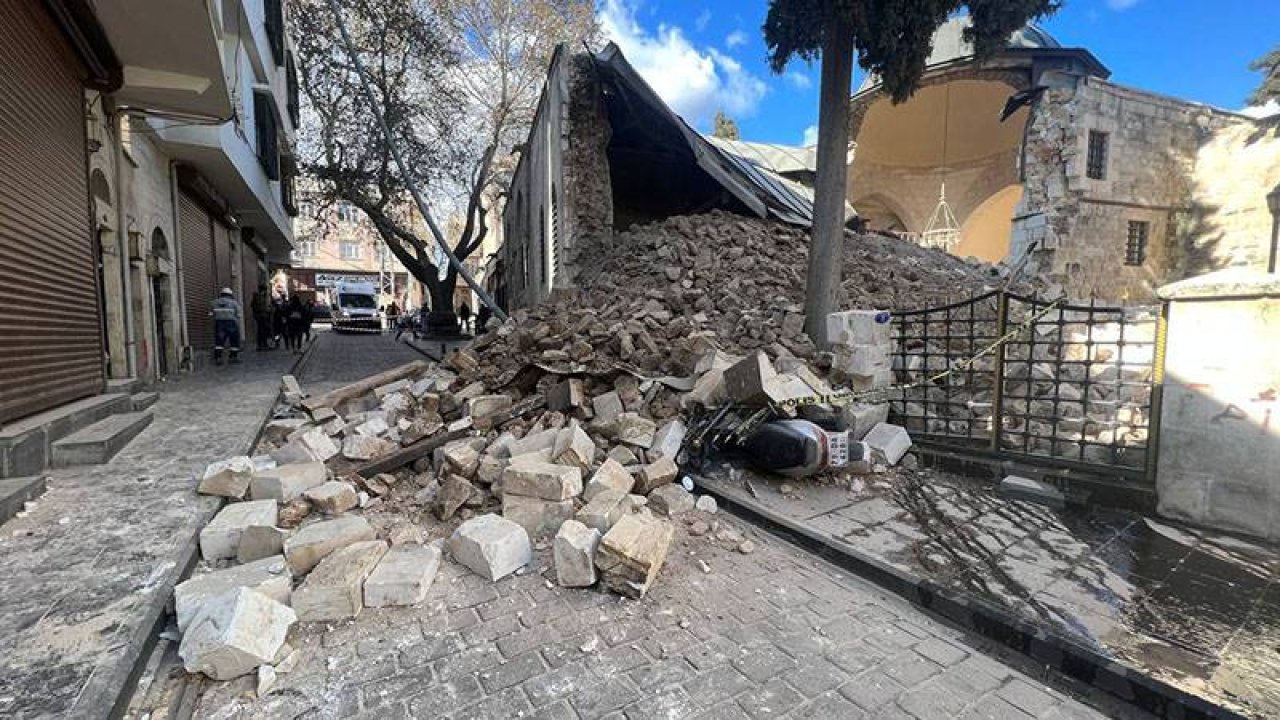 Kilis'te depremde ağır hasar alan tarihi cami çöktü