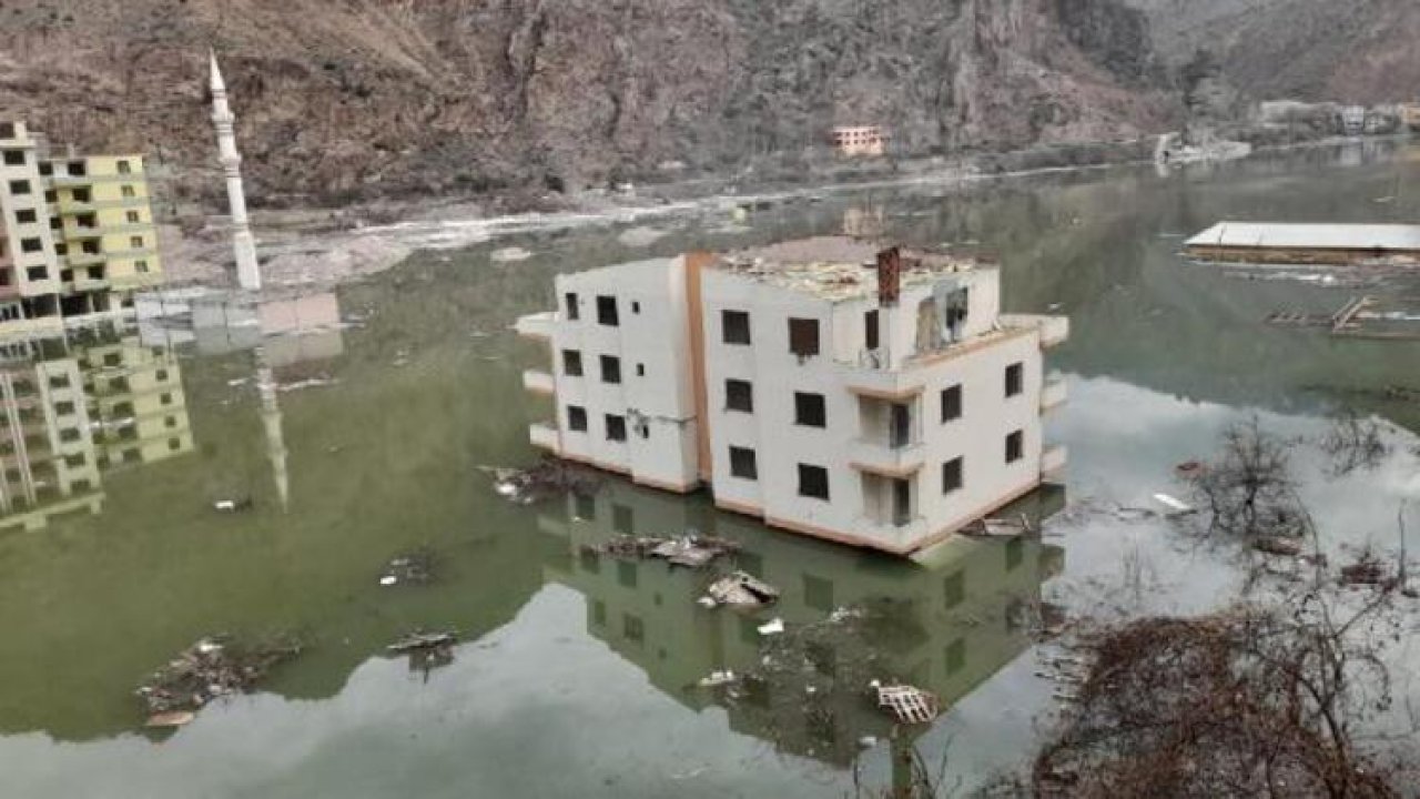 Yusufeli’nde baraj suları terk edilen binalara girdi