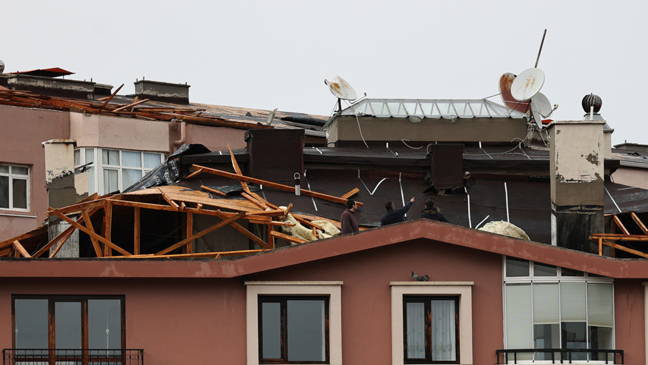 Ankara Valiliği'nden fırtına uyarısı: Ulaşımda aksamalar ve çatı uçmasına karşı dikkatli olunmalı