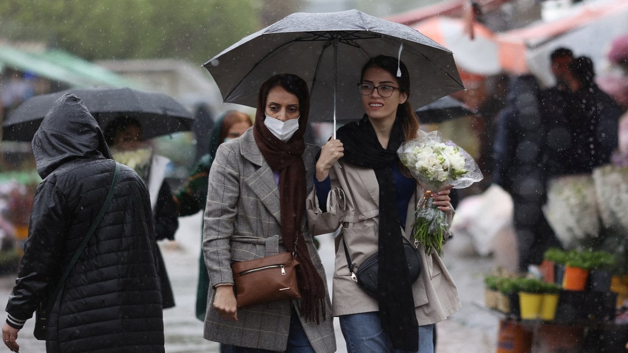 İran'da yeni yasa tasarısı: Başörtüsü takmayan kadınlar 10 yıl hapisle karşı karşıya