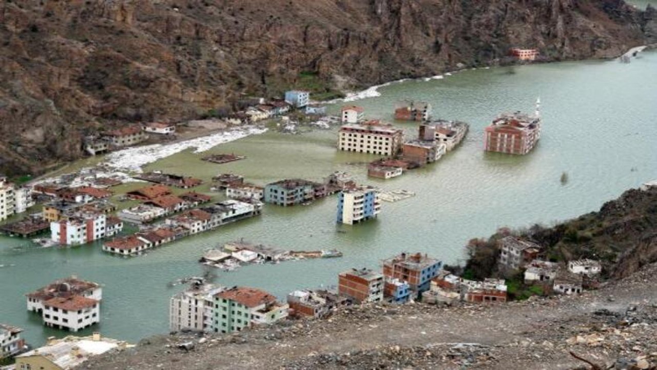 Yusufeli sular altında: Evlerine son kez baktılar