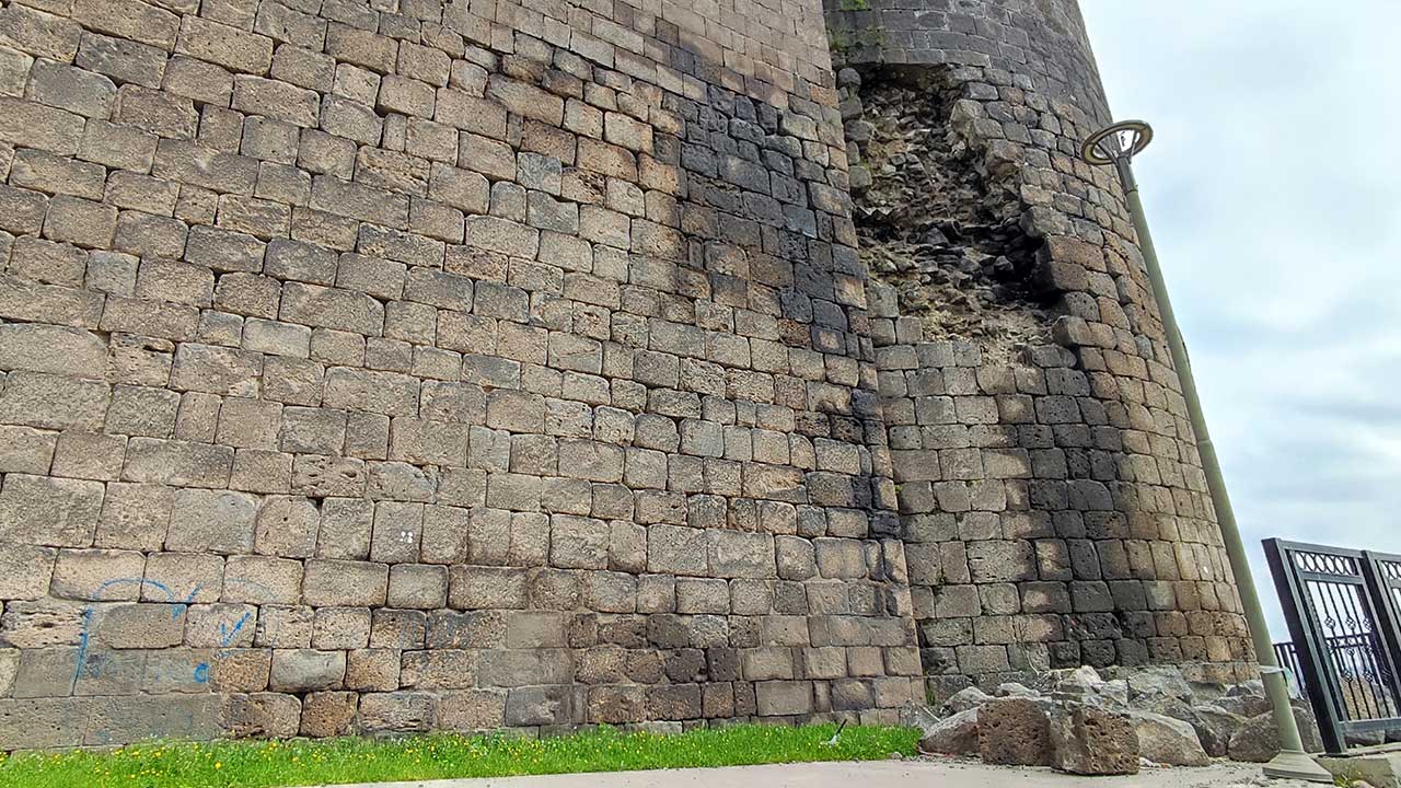 Diyarbakır surlarının dökülen taşları iki aydır oldukları yerde