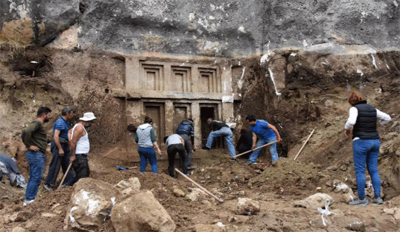 2 bin 400 yıllık kaya mezarı tesadüfen bulundu