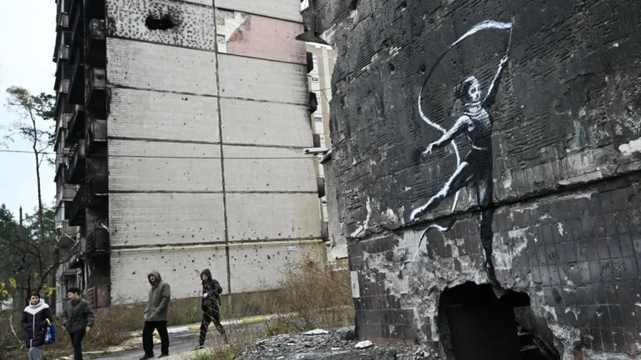 Banksy'nin duvar resmi hasar görmüş binadan çıkarıldı