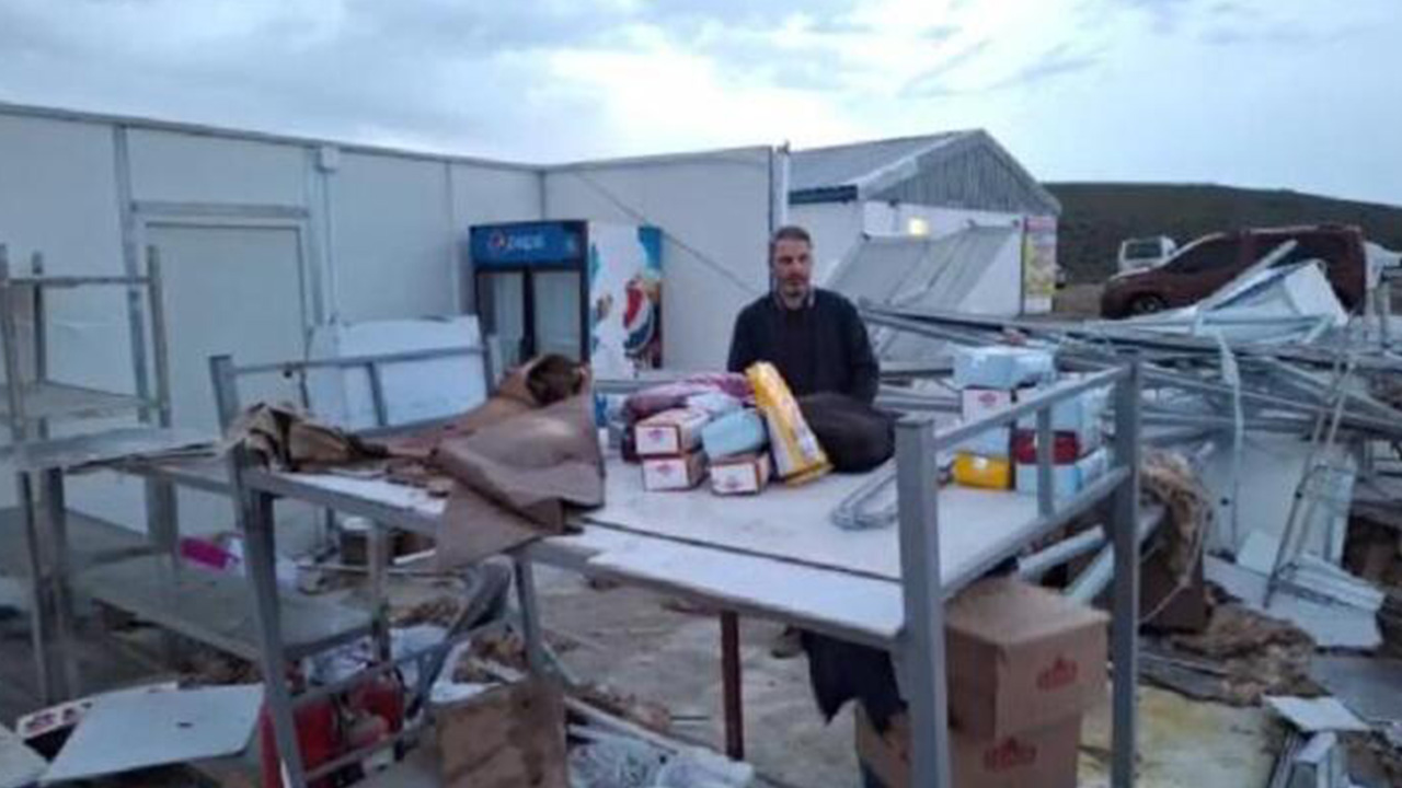 Kırıkkale'de kuvvetli rüzgarda TOKİ şantiyesinin yemekhanesi yıkıldı