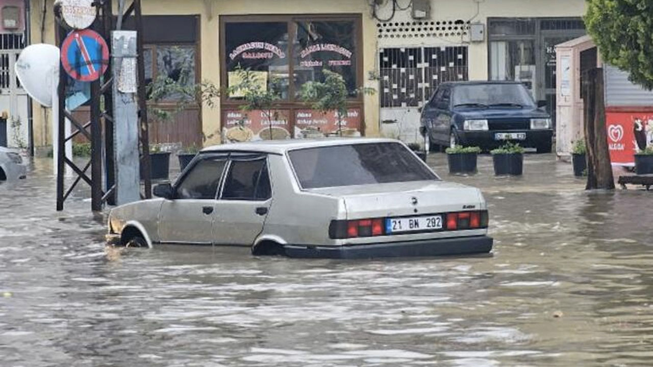 Adana'da sağanak yağış: Yollar göle döndü