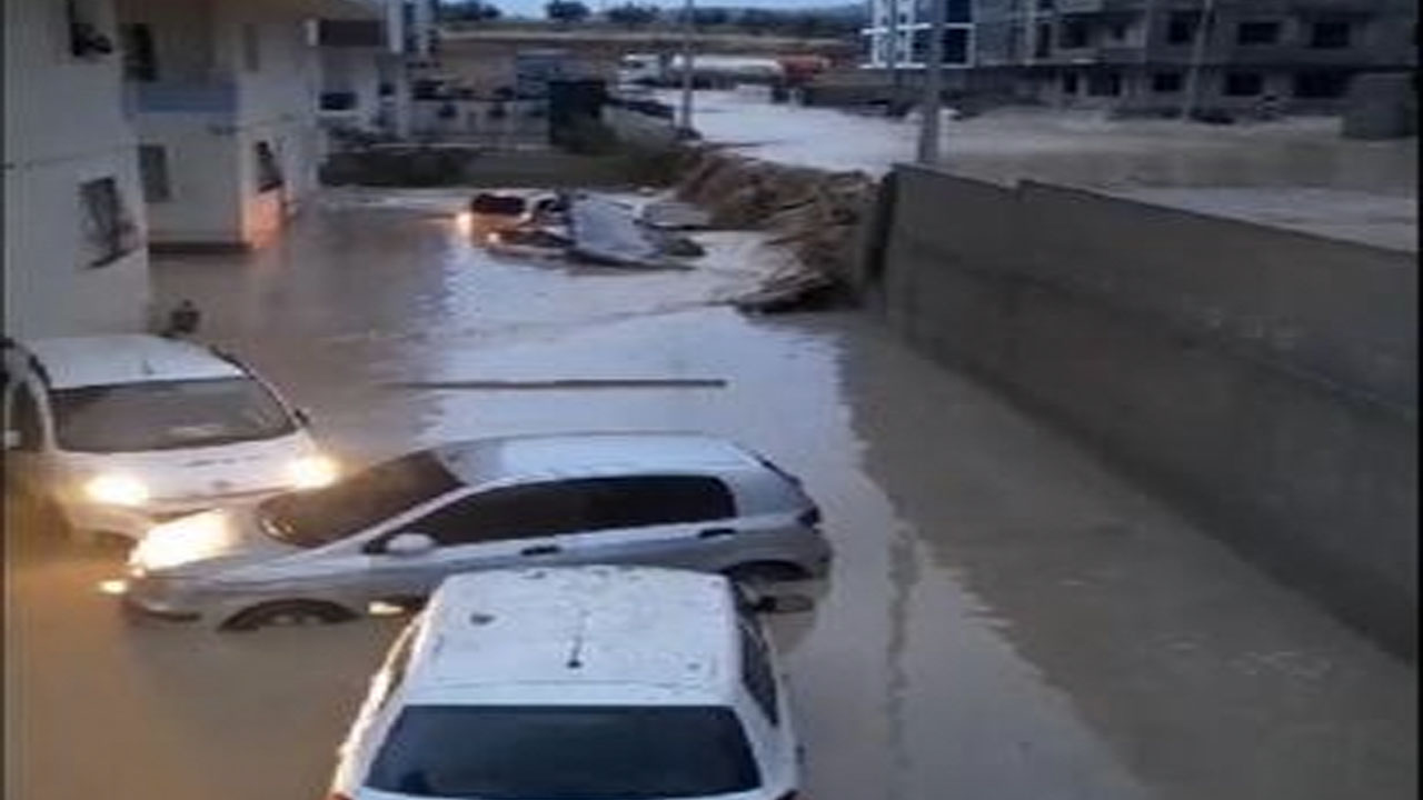 Mersin'de sağanak yağış: Tarım alanları su altında kaldı