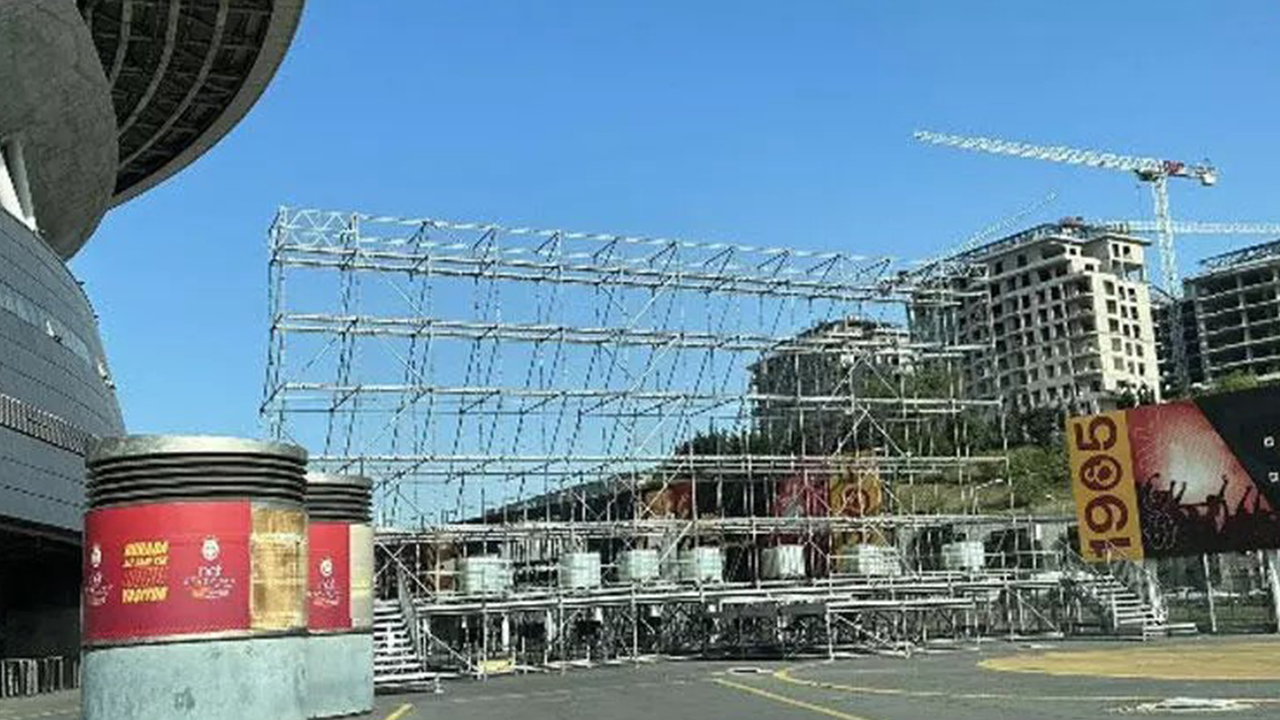 Nef Stadyumu'na dev ekran kuruluyor