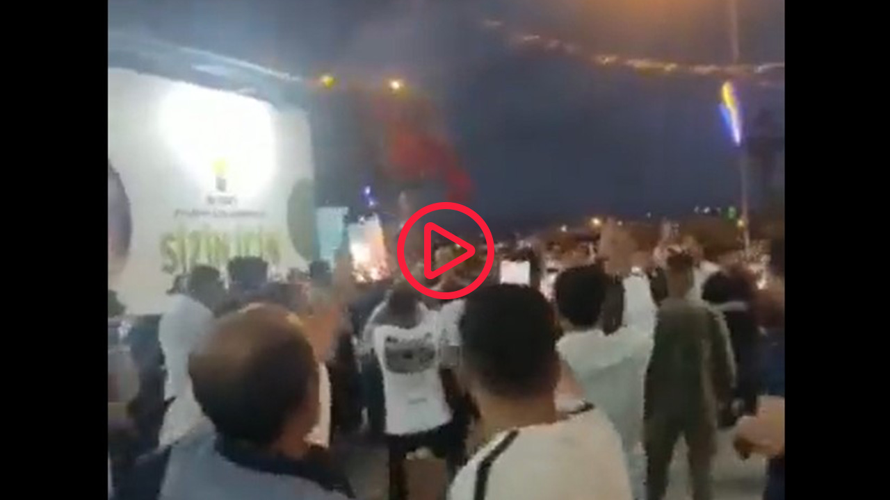 Urfa’da AKP ilçe başkanlığı önünde silah sıkarak kutlama yaptılar
