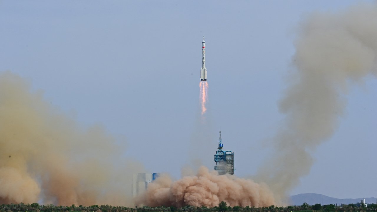 Çin uzaya ilk kez sivil taykonot yolladı