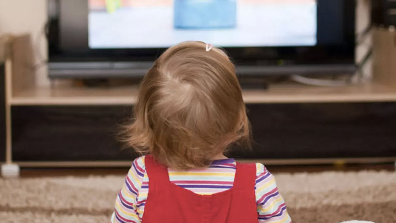 Uzmanı uyardı: Çocuğunuz yüksek sesle televizyon izliyorsa işitme kaybı olabilir