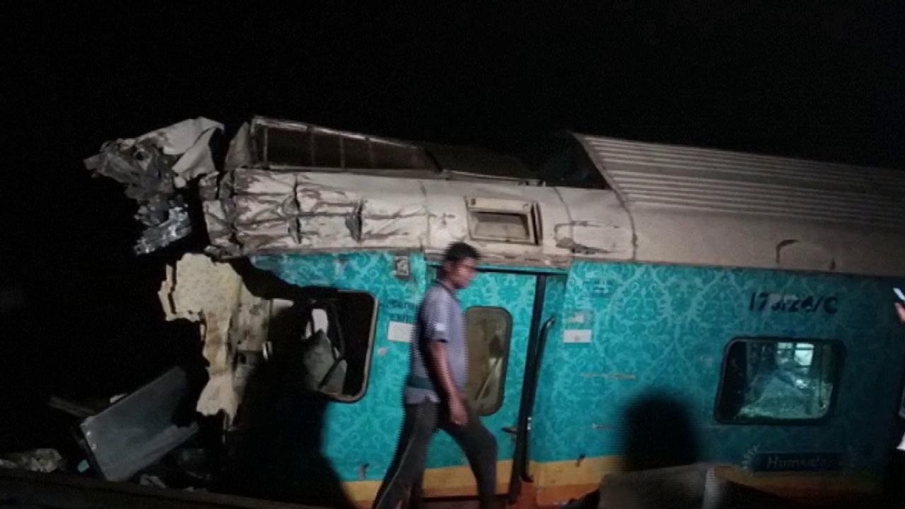 Hindistan'da üç trenin karıştığı kazada ölü sayısı 288'e yükseldi
