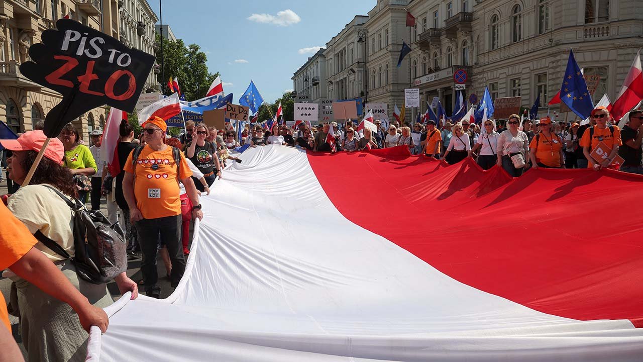 Polonya'da son yılların en büyük protestosu: 500 bin kişi katıldı