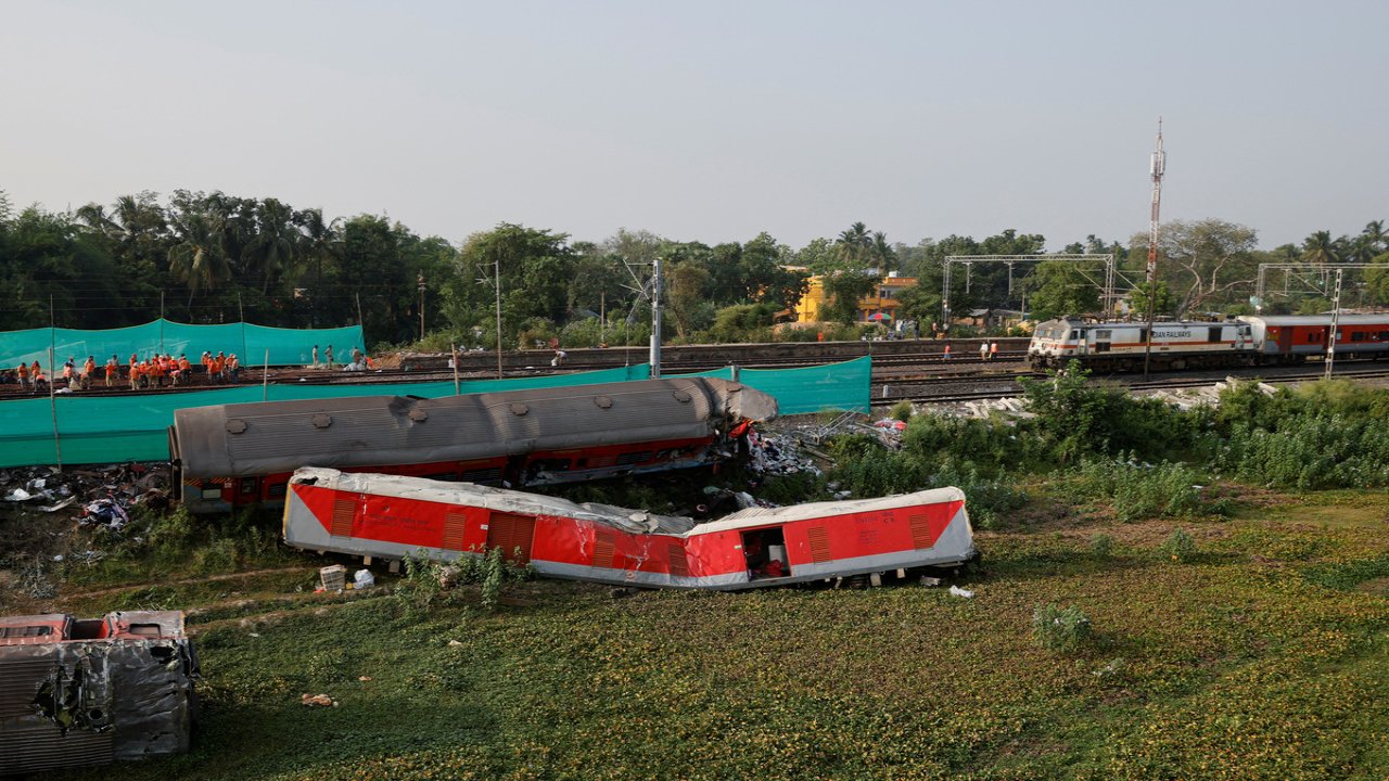 Hindistan'da son 20 yılın en ölümcül tren kazası: Ölenlerden 170'inin kimliği belirlendi, resmi soruşturma başladı