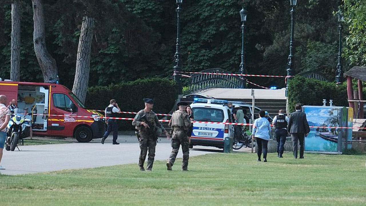 Fransa'da parkta oynayan çocuklara bıçaklı saldırı: Dördü ağır altı yaralı