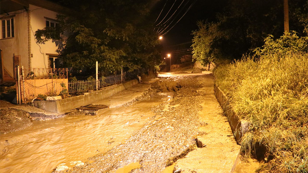 Burdur'da sel: Evleri su bastı, hayvanlar telef oldu