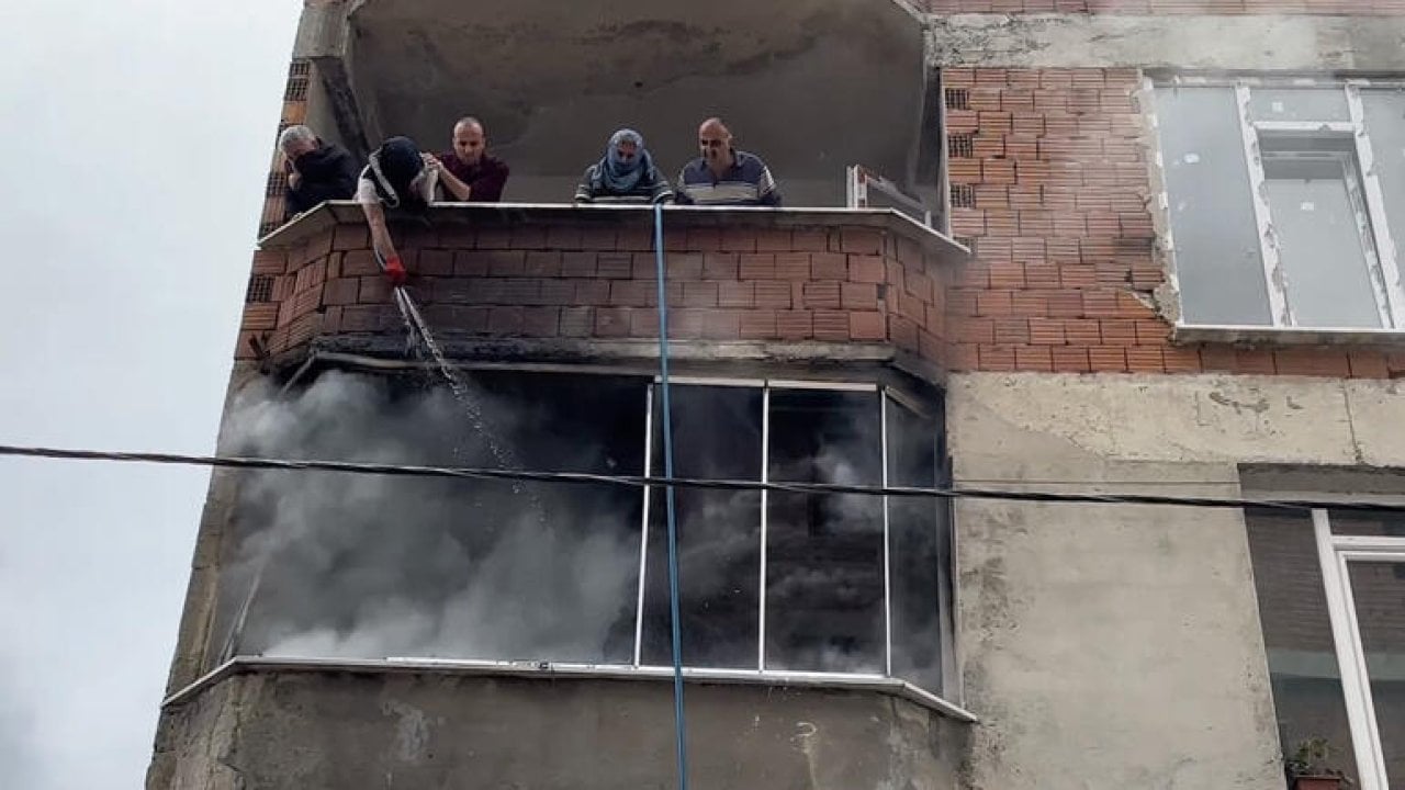 Arnavutköy'de dört katlı binada yangın: Kovayla su taşıyarak söndürmeye çalıştılar