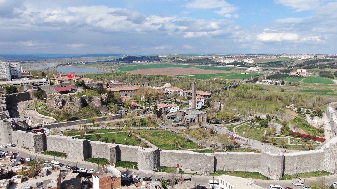 Diyarbakır'da bir kayyım belediye daha arsaları satılığa çıkardı
