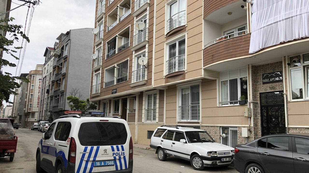 Bursa'da beşinci kattan otomobilin üzerine düşen çocuk ağır yaralandı
