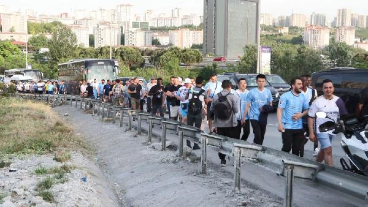 Atatürk Olimpiyat Stadı çevresinde trafik: Yüzlerce taraftar yürüyerek gitti