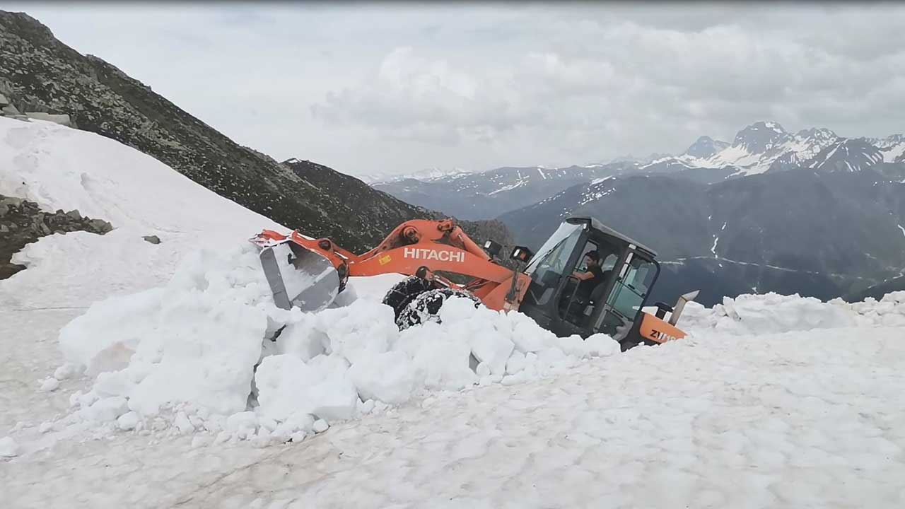 Rize'de haziran ayında  2 bin 600 metre yükseklikteki yaylada karla mücadele