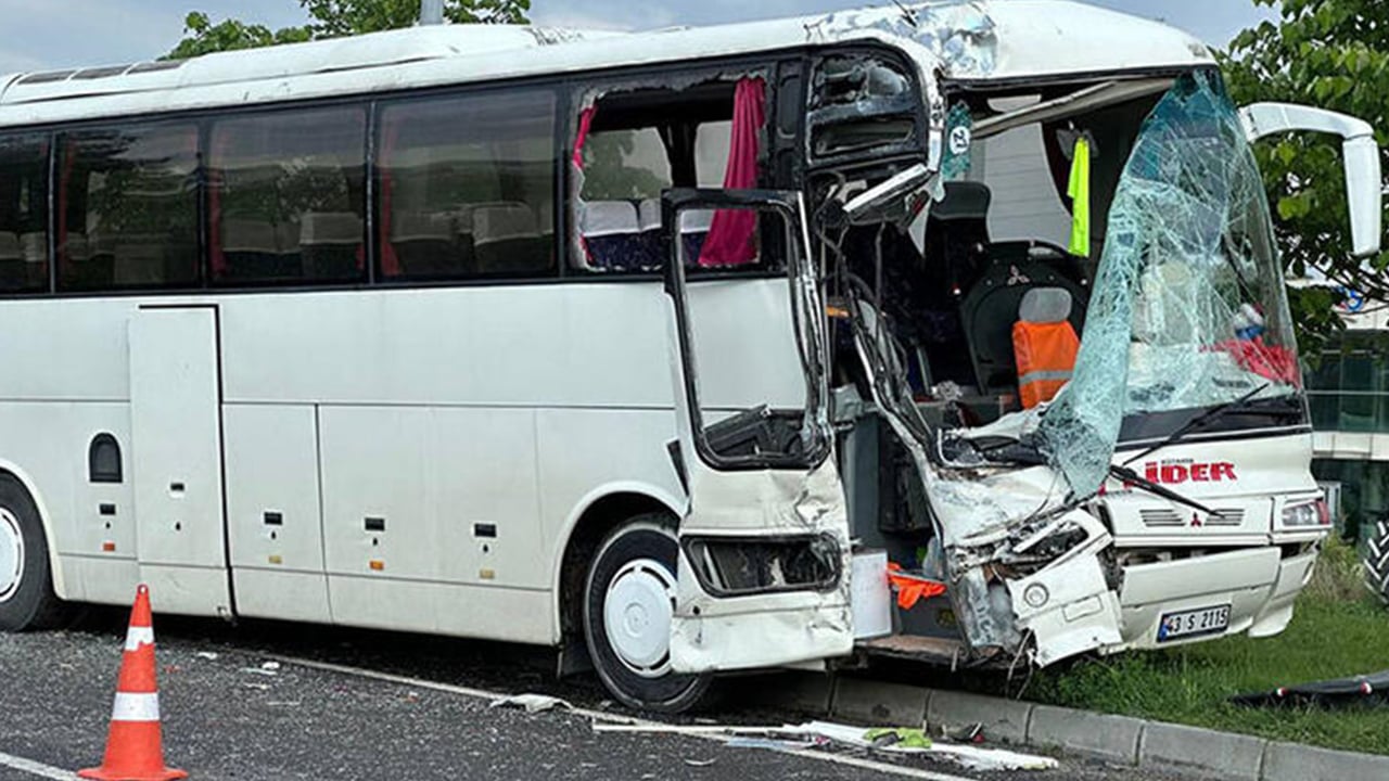 Kütahya’da işçi servisleri çarpıştı: 11 yaralı