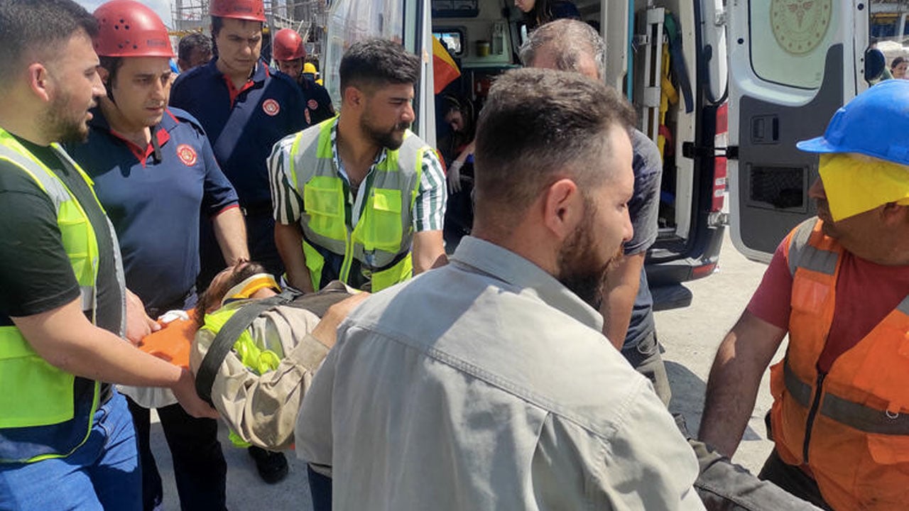 Beyoğlu'nda vincin çarptığı işçi ağır yaralandı