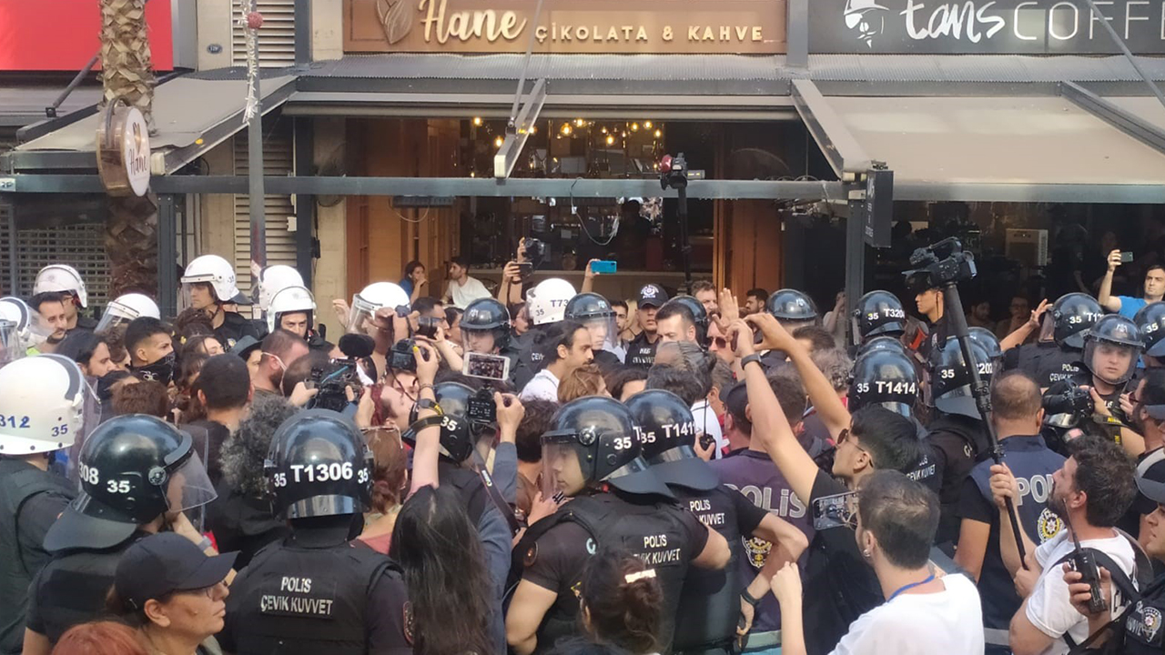 İzmir'de Onur Yürüyüşü'ne polis engeli: Onlarca gözaltı var