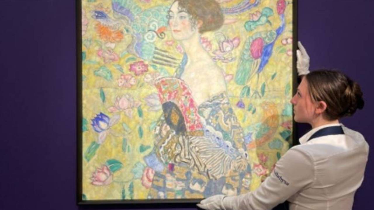 Gustav Klimt'in 'Yelpazeli Kadın' tablosuna rekor fiyat