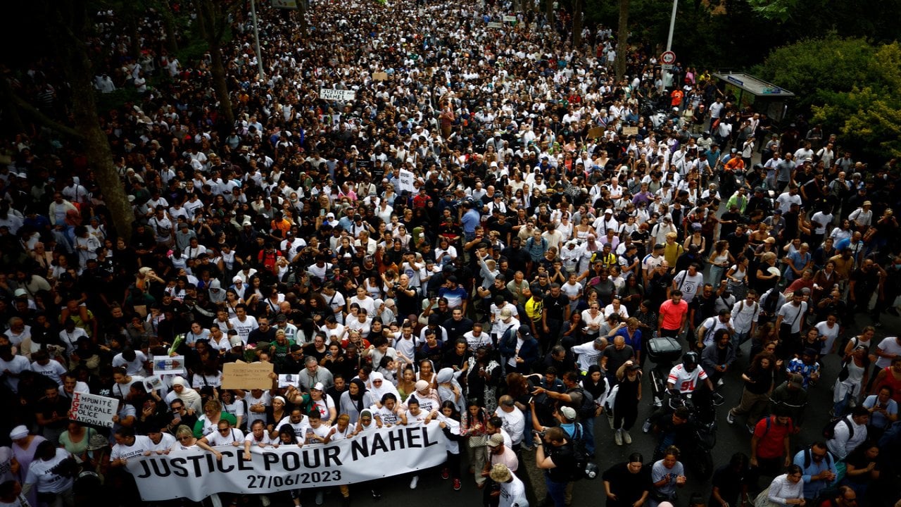 Nanterre'de binlerce kişi polisin öldürdüğü genç için yürüdü: Eylemi Nael'in annesi organize etti