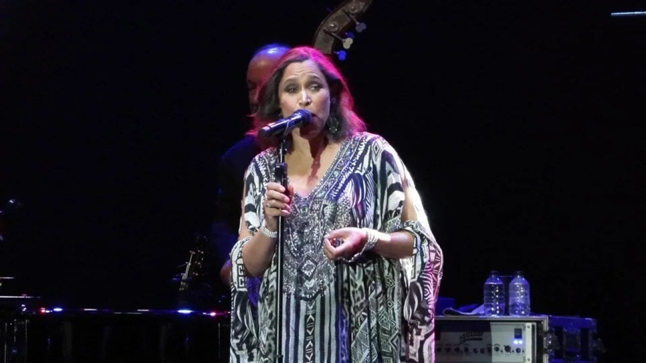 İstanbul'da sahne alan ABD'li müzik grubu Pink Martini'den Türkçe şarkı jesti