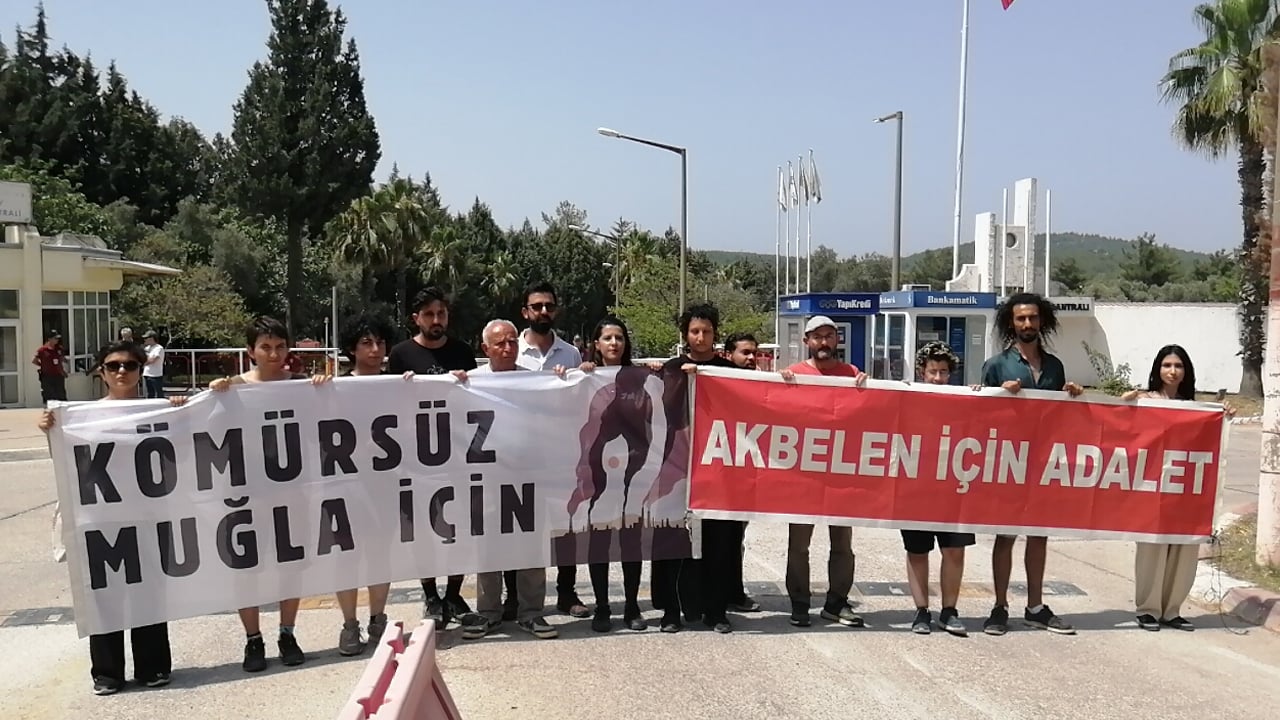 Akbelen Ormanı savunucularından termik santral önünde protesto