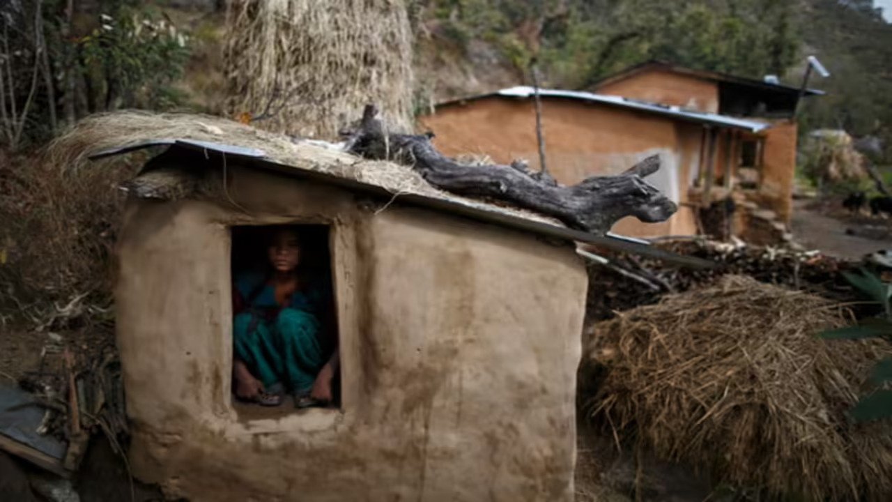 Nepal'de regl olduğu için barakaya kapatılan genç kadın öldü