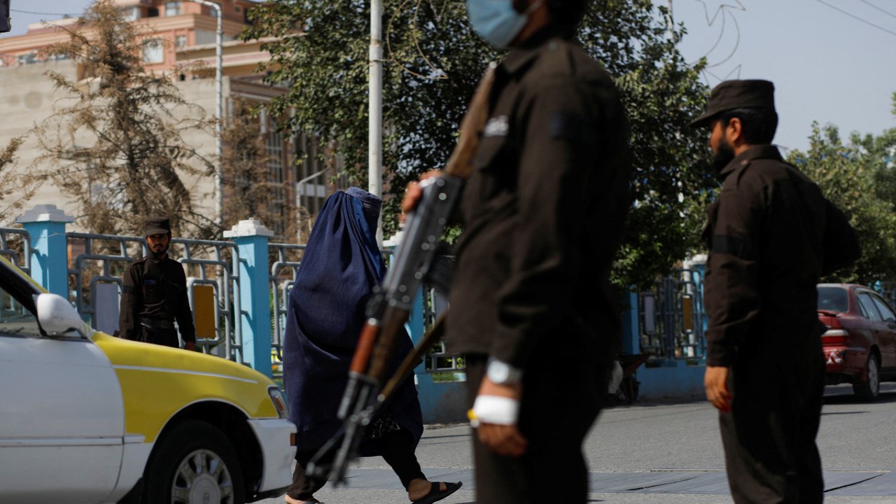 Taliban ile iki yıl: Afganistanlı kadınların yaşamında neler değişti?