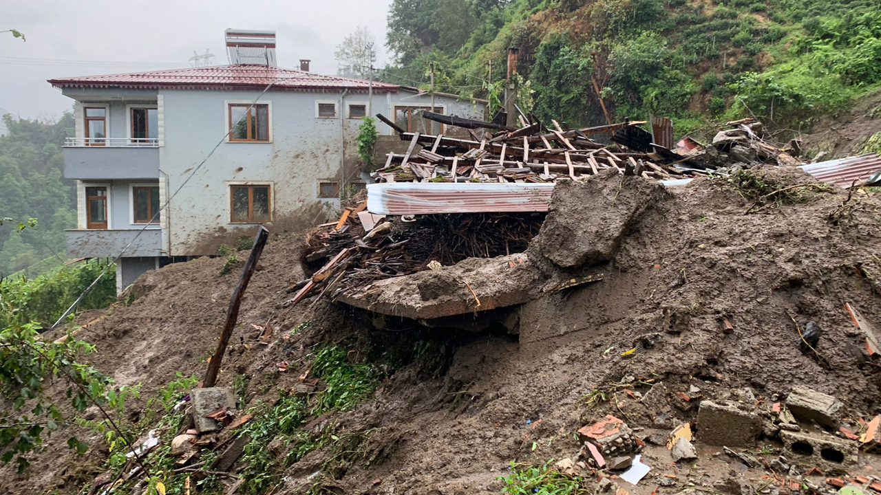 Rize'de sel ve heyelan: Bir ev yıkıldı, sekiz ev boşaltıldı, 24 kişi  tahliye edildi