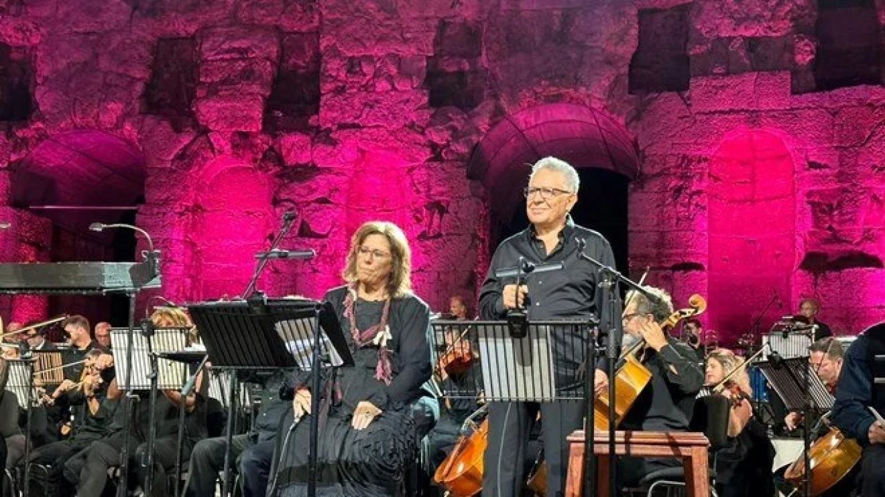 Zülfü Livaneli ve Yunan sanatçı Maria Faranduri Atina'da birlikte sahne aldı