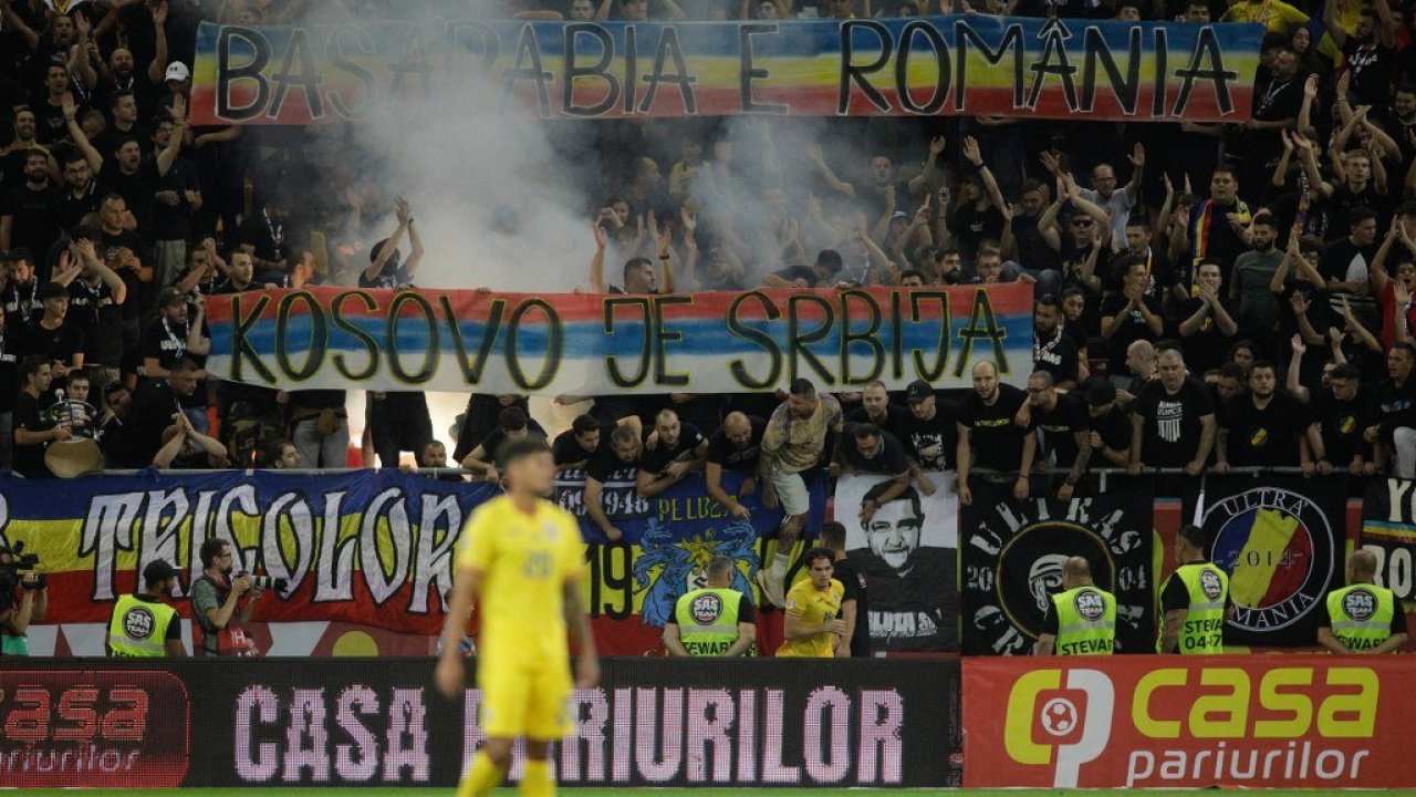 Romanya - Kosova maçında tribünde açılan pankart maçı durdurdu