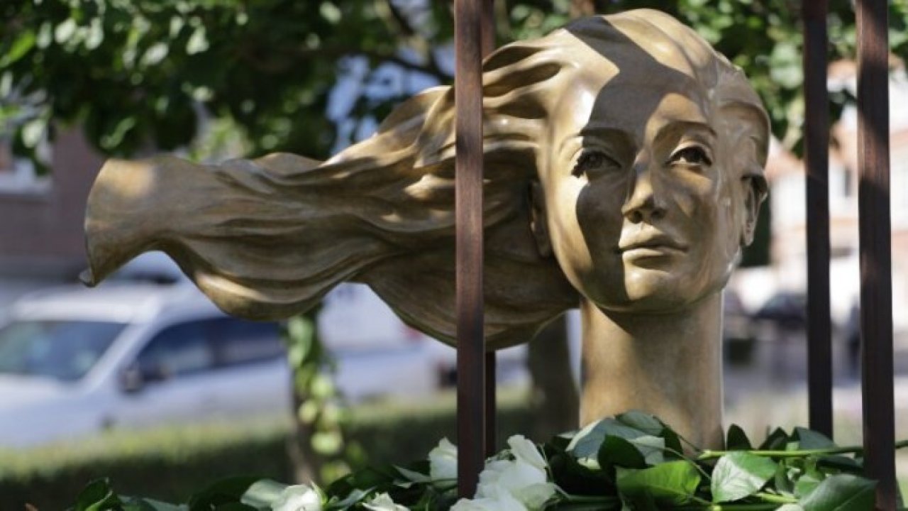 Brüksel’de Mahsa Amini heykeli dikildi