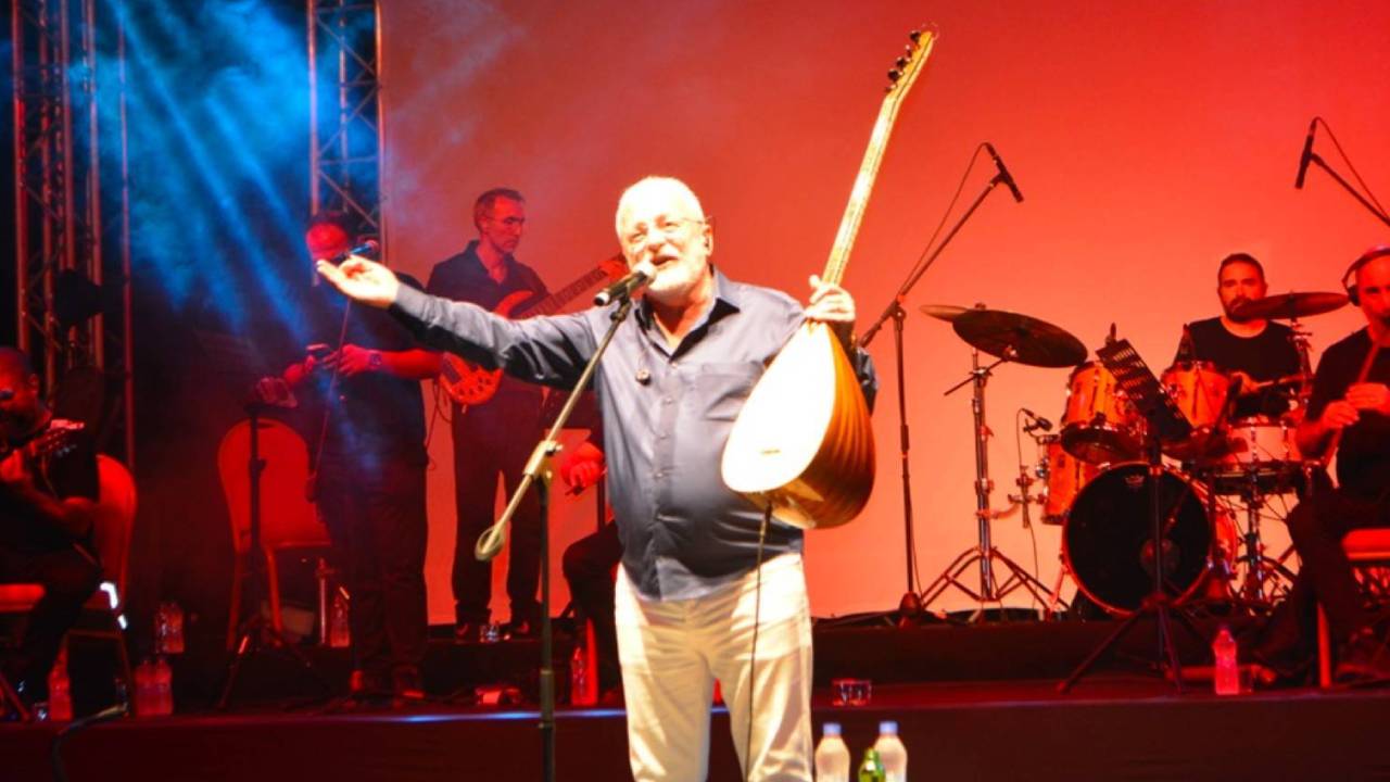 Onur Akın, konserinde siyaseti bıraktığını açıkladı: İsteklere rağmen CHP şarkılarını söylemedi