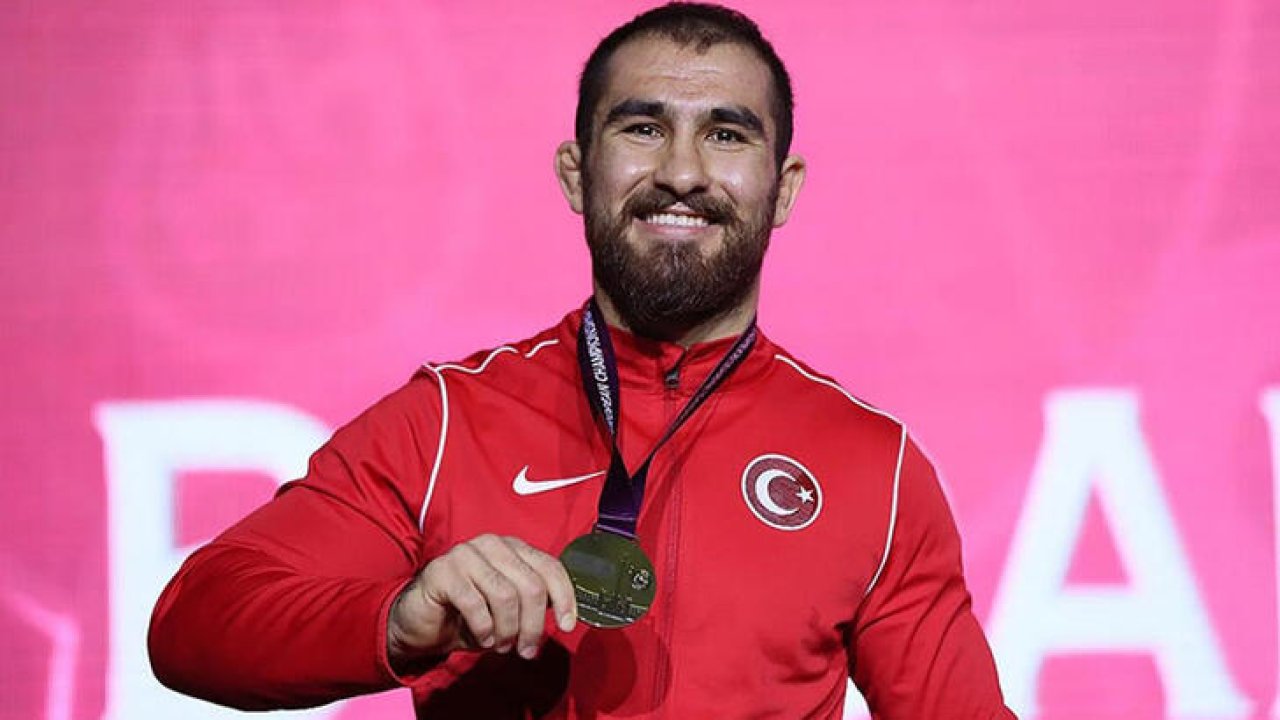 Feyzullah Aktürk, güreşte dünya üçüncüsü oldu