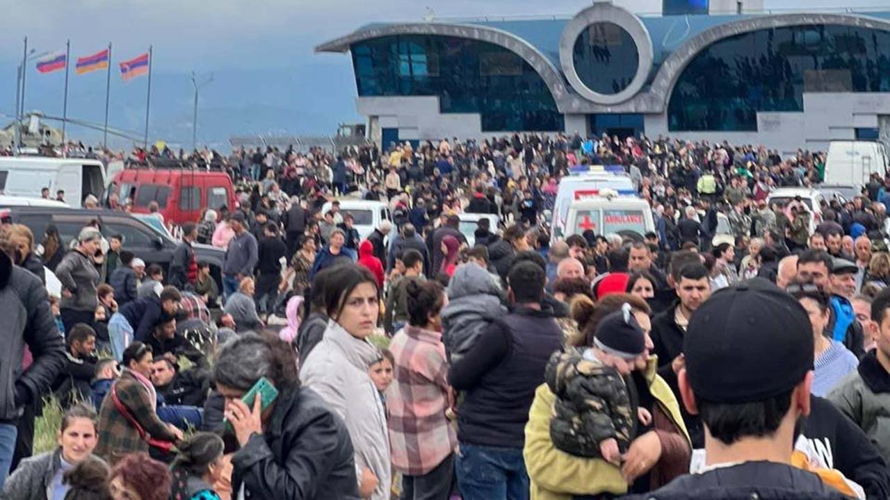 Azerbaycan'dan 'entegrasyon' sinyali: Binlerce Ermeni Karabağ havaalanına akın etti