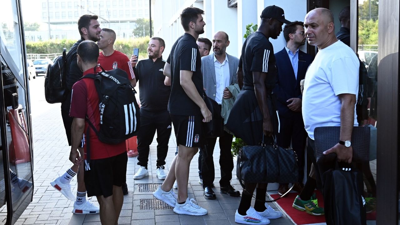 Beşiktaş, yarınki Club Brugge karşılaşması için Belçika'ya ulaştı