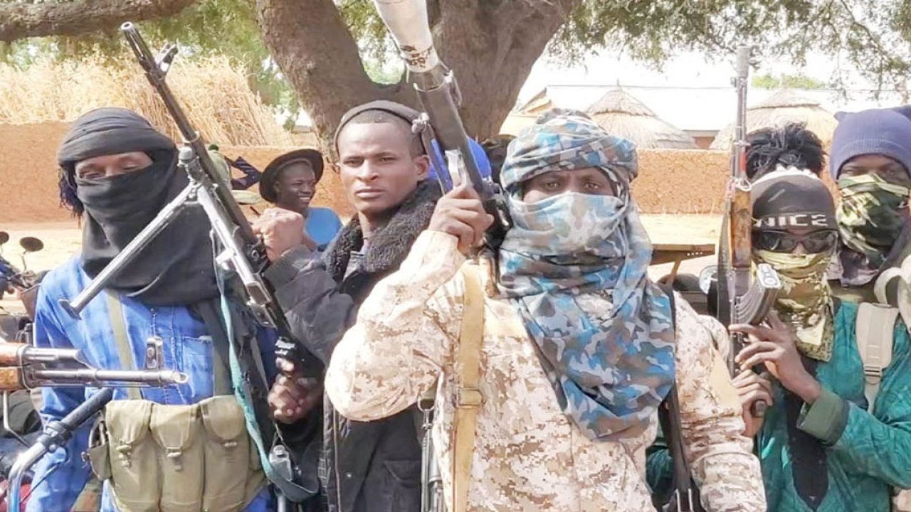 Nijerya'da silahlı kişiler bir üniversiteden 35 kişiyi kaçırdı