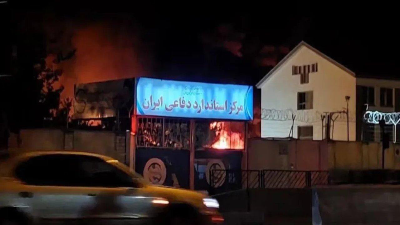 Sabotaj ihtimali soruşturuluyor: Tahran'daki akü fabrikasında çıkan yangın söndürüldü