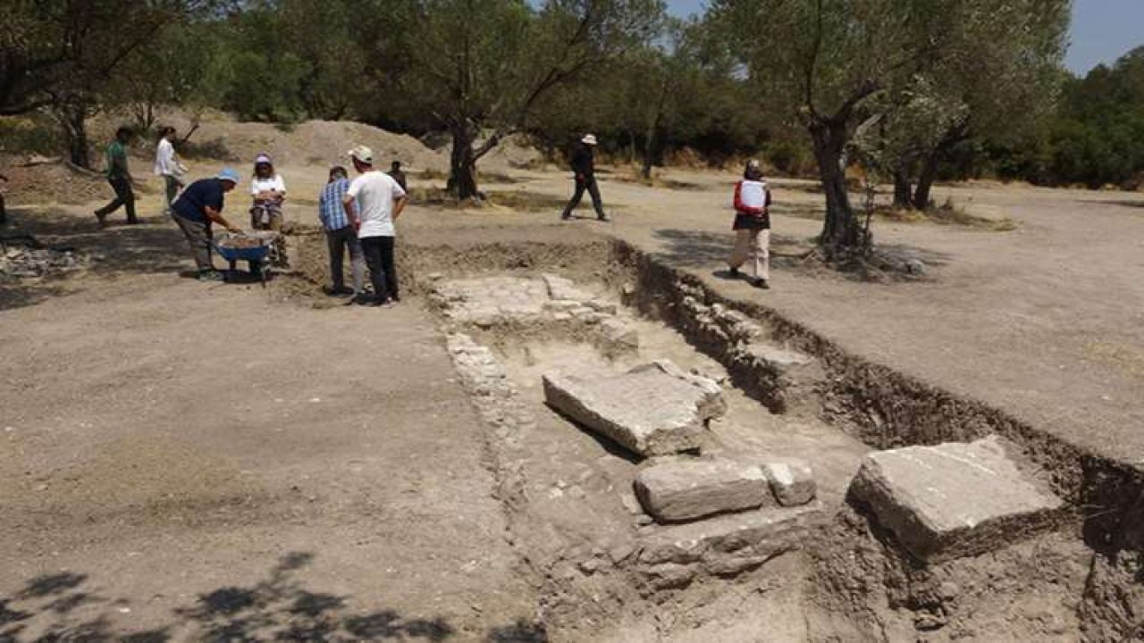Apollon Smintheion Tapınağı çevresinde 2 bin yıllık mezarlar ortaya çıkarılıyor