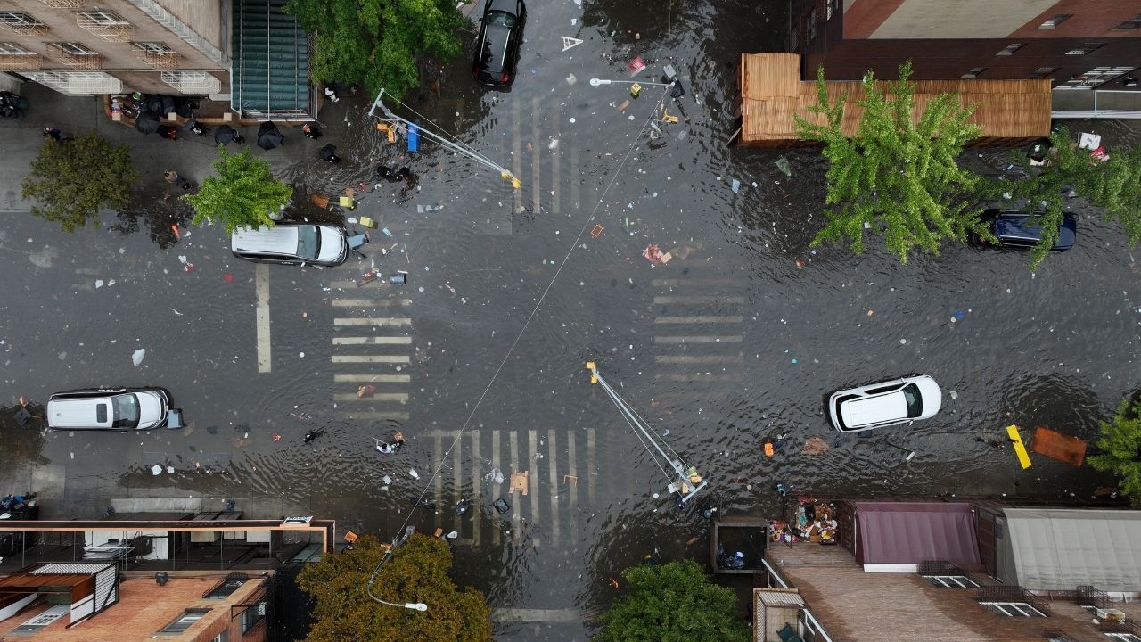 New York'ta yağışlar ve su baskınları nedeniyle olağanüstü hal